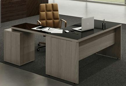 Mesa diretoria em L com complemento lateral